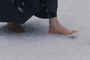 梦到光脚走路是什么意思_光脚走路梦境解析
