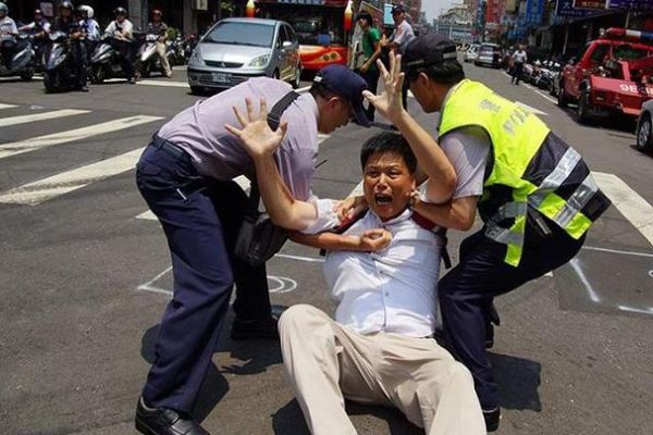梦到被通缉是什么意思_梦见被警察追捕怎么办