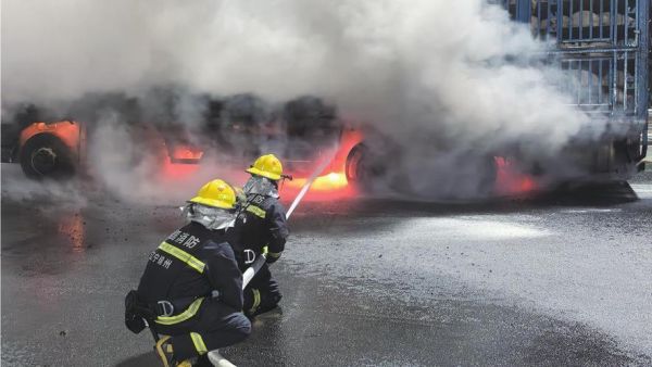 消防车救火图片大全_哪里可以下载高清图