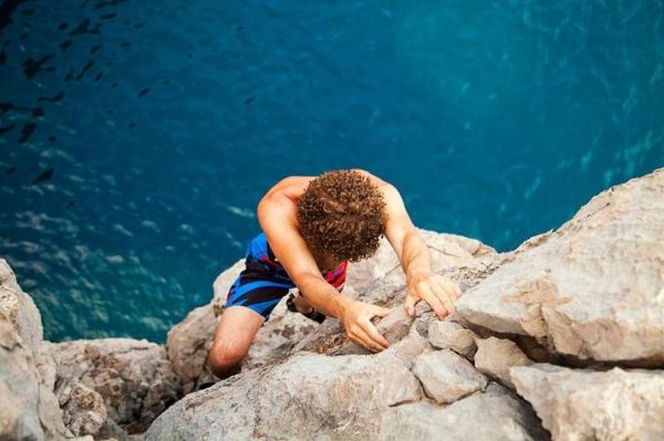 梦到悬崖是什么意思_梦到悬崖掉下去怎么办