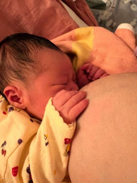 宝宝吃母乳照片_如何拍才不尴尬