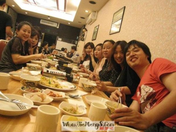 梦到做客吃饭是什么意思_梦见在别人家吃饭好不好