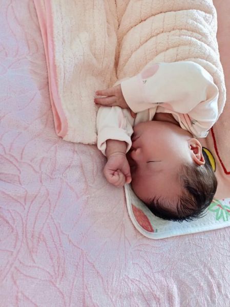 宝宝侧着睡好不好_新生儿侧睡正确姿势