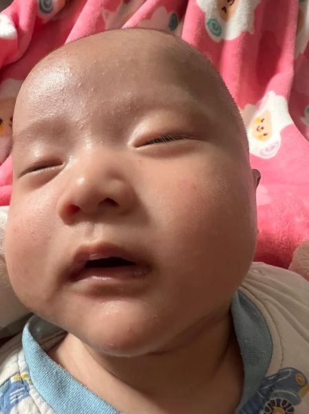 宝宝几个月可以笑出声_婴儿第一次咯咯笑正常吗