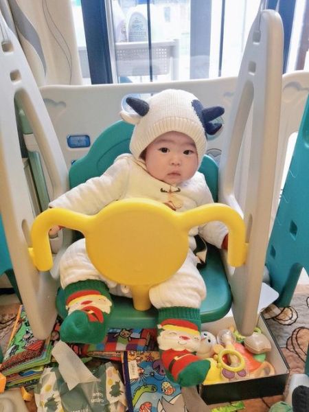 宝宝几个月可以笑出声_婴儿第一次咯咯笑正常吗