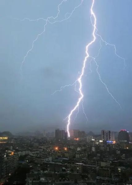 梦到电闪雷鸣是什么意思_梦见打雷闪电预示着什么