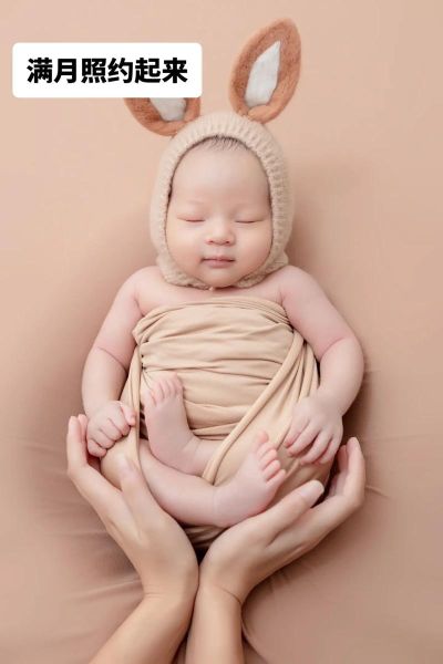 宝宝摄影价格一般多少钱_如何拍出好看的满月照