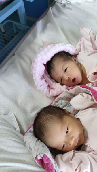 双胞胎宝宝图片怎么拍_双胞胎婴儿拍照姿势大全