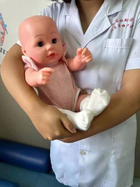 两个月宝宝头后仰打挺正常吗_如何缓解