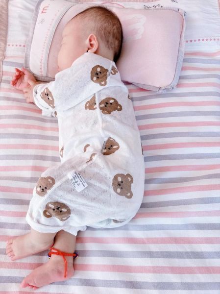 宝宝侧睡正确姿势_新生儿侧睡会不会压到心脏