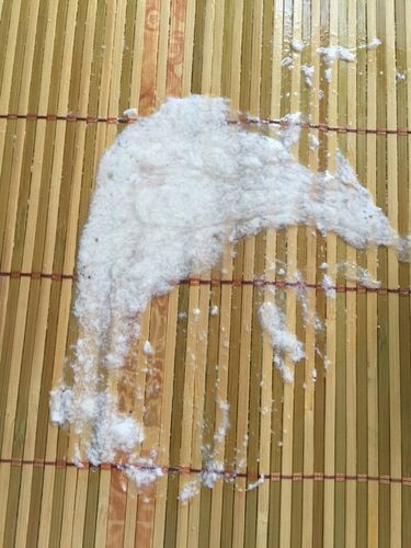 宝宝吐奶像豆腐渣样是怎么回事_豆腐渣样吐奶正常吗