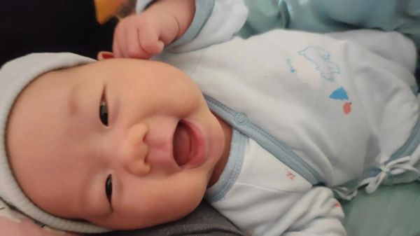 两个月宝宝笑出声正常吗_如何引导宝宝多笑