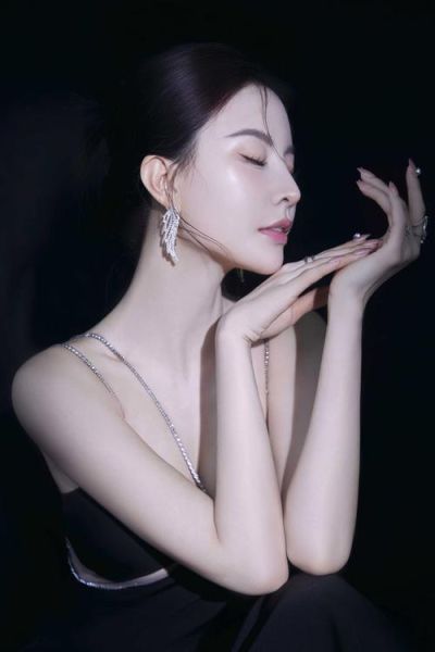 女神图片大全哪里找_女神高清壁纸怎么下载