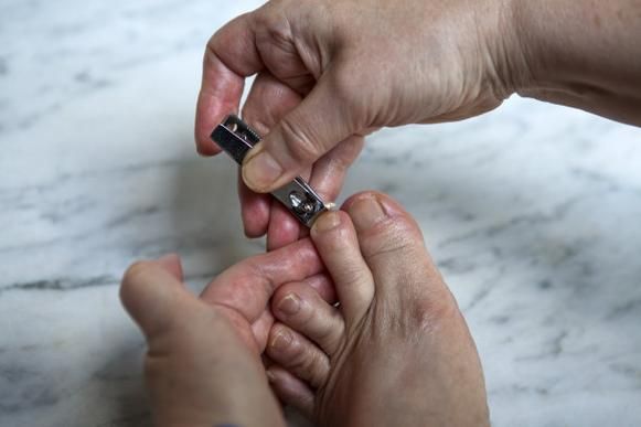 梦到剪脚趾甲是什么意思_剪脚趾甲梦境解析