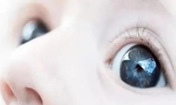 五个月宝宝眼白发蓝正常吗_婴儿眼白发蓝原因