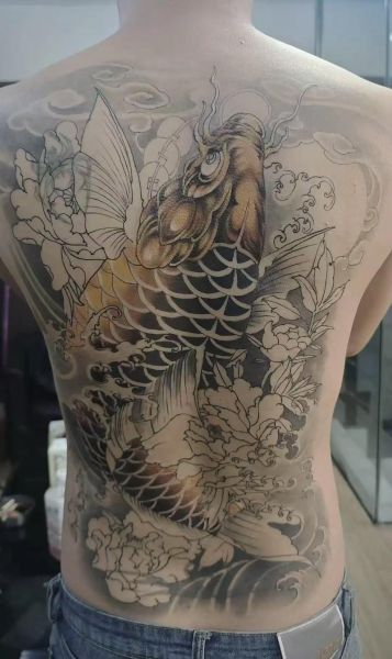 满背鲤鱼纹身图片大全_适合什么风格