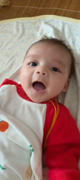 宝宝多大一逗就会笑_新生儿几个月会笑出声