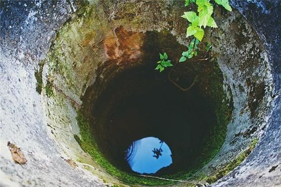 梦到深井是什么意思_梦见掉井里怎么办