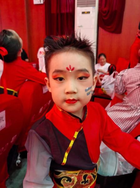 男童表演化妆图片大全_如何挑选安全彩妆